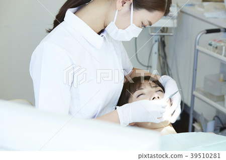 Dentist treatment 39510281