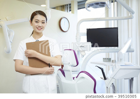 在牙醫工作的女人 39510305