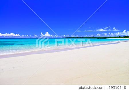Miyakojima in midsummer. A view of the beach at the entrance of Irabu Island 39510348