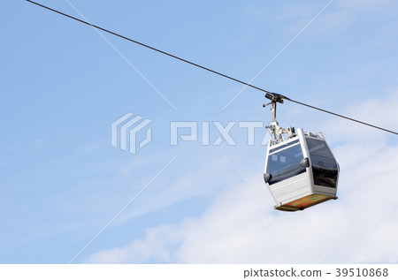The new cabin cableway against the blue sky 39510868