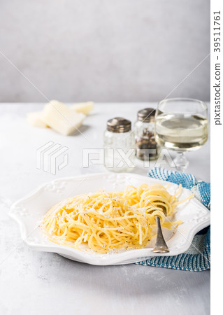 Spaghetti with pecorino cheese and pepper Spaghetti with pecorino cheese and pepper 39511761