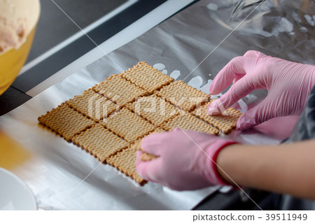 Women compose cake with biscuit 39511949