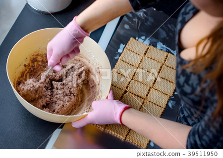 Women preparing homemade cake  39511950