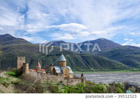 Old fortress on the shore against the backdrop Old fortress on the shore against the backdrop 39512323