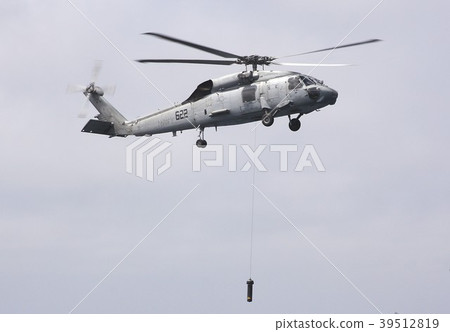 A US Navy carrier-borne SH-60F Ocean Hawk anti-submarine helicopter that flies by suspending a submarine searcher 39512819