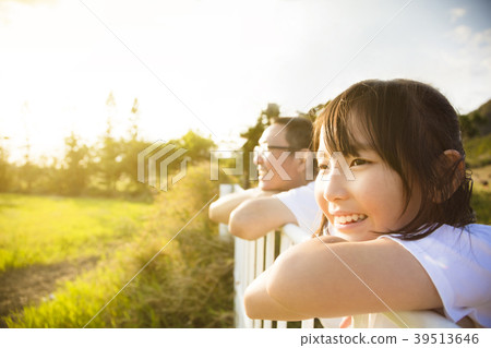 Father with daughter enjoy the view at sunset Father with daughter enjoy the view at sunset 39513646