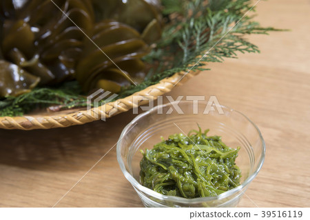 Mekabu before and after cooking 39516119