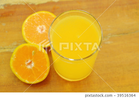 orange juice in glass and tangerine cutting  39516364