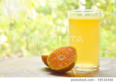 orange juice in glass and tangerine cutting  39516366