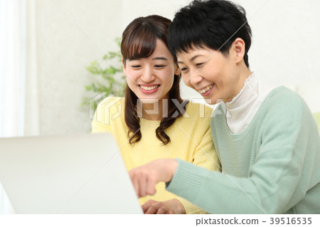 Mother to have her daughter teach her PC Mother to have her daughter teach her PC 39516535