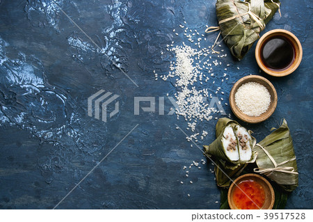 Rice piramidal dumplings 39517528