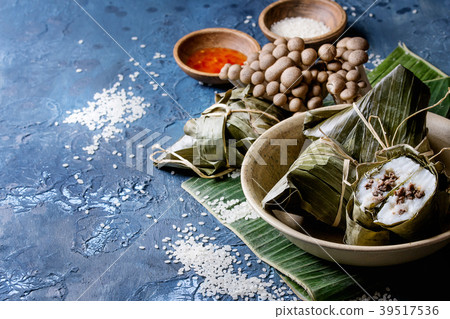 Rice piramidal dumplings 39517536