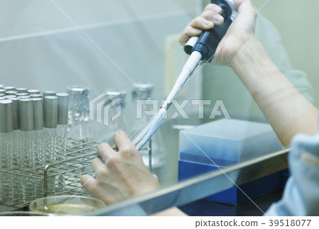 Person conducting an examination: Researcher conducting an examination with a micropipette Image material Science image Person conducting an examination: Researcher conducting an examination with a micropipette Image material Science image 39518077