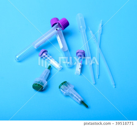 Set of laboratory supplies for blood test. Petri Set of laboratory supplies for blood test. Petri 39518771
