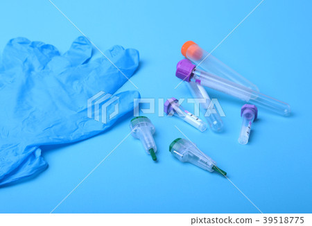 Set of laboratory supplies for blood test. Petri Set of laboratory supplies for blood test. Petri 39518775