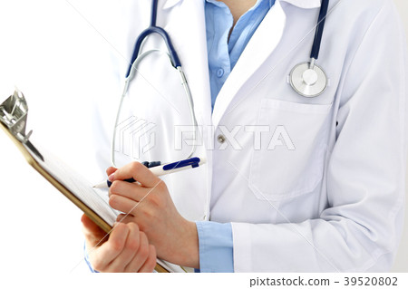 Female doctor filling up medical form on clipboard 39520802