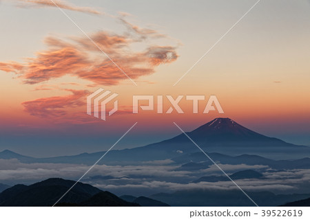 Fuji of the morning glow seen from Tanzawa · Tonodake Fuji of the morning glow seen from Tanzawa · Tonodake 39522619