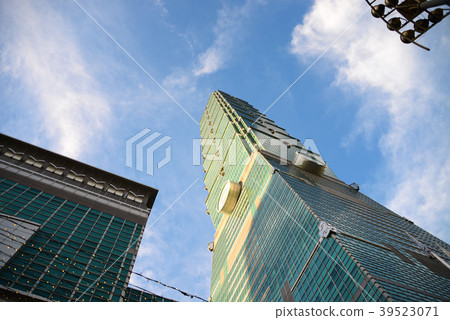 Look up at Taipei 101 Look up at Taipei 101 39523071