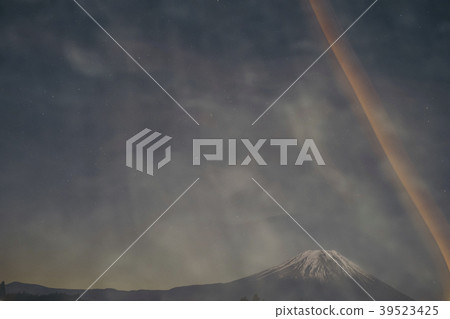 富士山漂浮在煙霧中 富士山漂浮在煙霧中 39523425