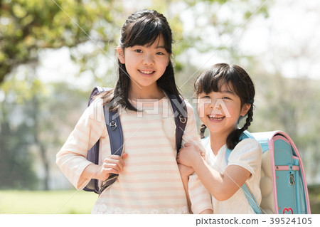 兩個小學生和姐妹帶著書包 39524105