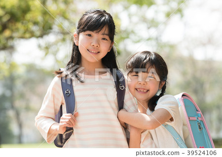 Two elementary school students and sisters who carry a school bag 39524106