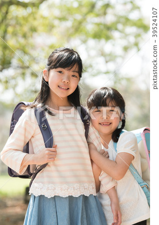 Two elementary school students and sisters who carry a school bag 39524107