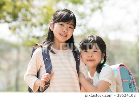 Two elementary school students and sisters who carry a school bag 39524108