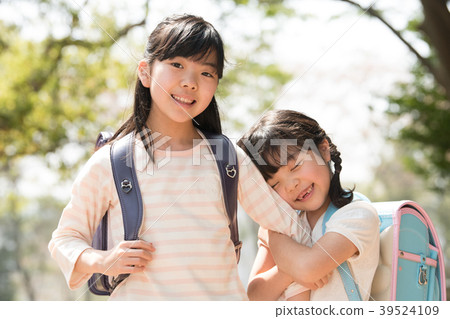 Two elementary school students and sisters who carry a school bag 39524109