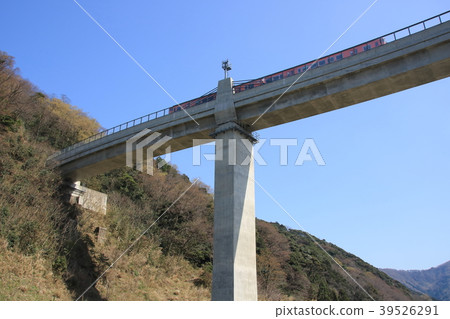 查看通過San-in主幹線，多餘橋樑和彎道部分的列車。 39526291