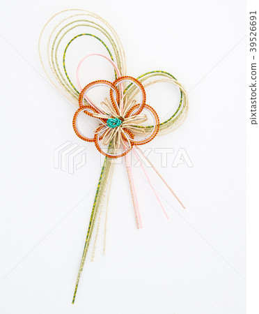 Plum blossoms (paper strings tied around a wrapped gift) 39526691