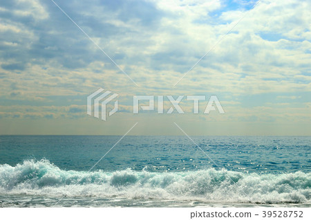 <海和天空>海水和明亮的水面輕的淋浴 39528752
