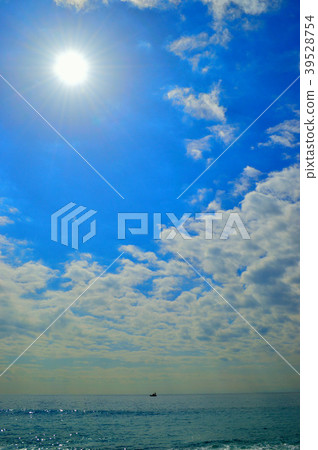 <海和天空>海水和藍天與明亮的水面 39528754