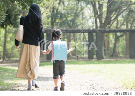 握有小學的女兒的母親手 39528958