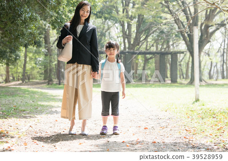 一位母親和小學生的女兒一起上班 一位母親和小學生的女兒一起上班 39528959