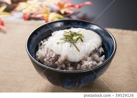 Sixteen-grain rice and tororo rice Sixteen-grain rice and tororo rice 39529126