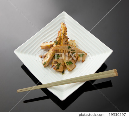 Boiled bamboo shoots with soy sauce Boiled bamboo shoots with soy sauce 39530297