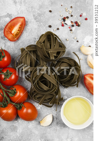 Raw pasta of tagliatelle with spinach Raw pasta of tagliatelle with spinach 39531212