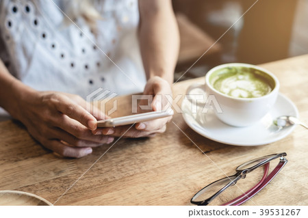 Young woman using smart phone 39531267
