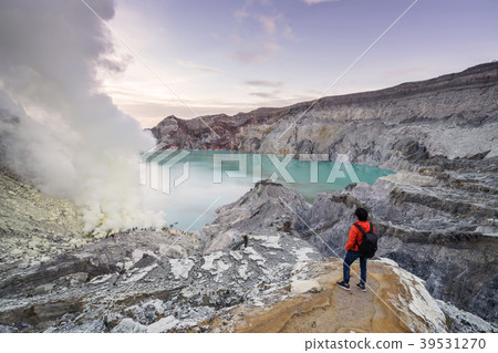 Young traveler looking crater blue lake Young traveler looking crater blue lake 39531270
