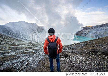 Young traveler looking crater blue lake Young traveler looking crater blue lake 39531271