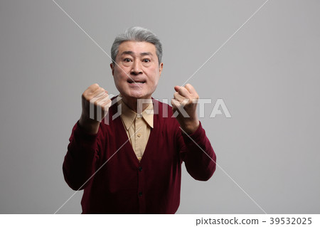 亞洲人的面部表情，資深，中年，資深，特寫鏡頭，健康，印象，情感 39532025