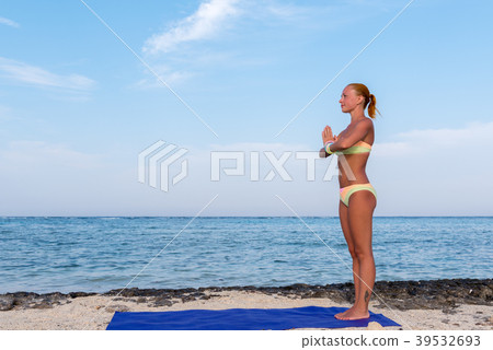 Woman doing yoga 39532693