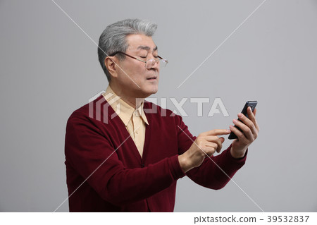 亞洲人的面部表情，資深，中年，資深，特寫鏡頭，健康，印象，情感 39532837