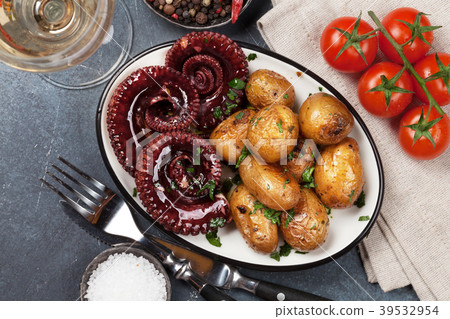 Grilled octopus with small potatoes and wine Grilled octopus with small potatoes and wine 39532954