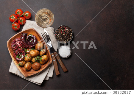 Grilled octopus with small potatoes and wine 39532957