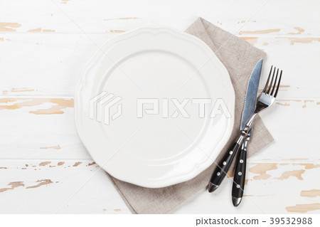 Empty plate with silverware Empty plate with silverware 39532988