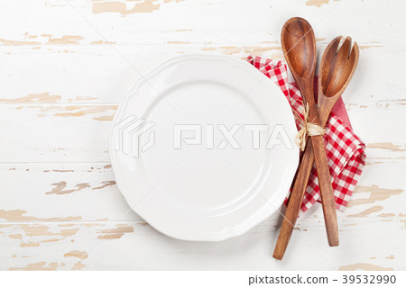 Empty plate with utensils Empty plate with utensils 39532990