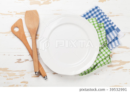 Empty plate with utensils Empty plate with utensils 39532991