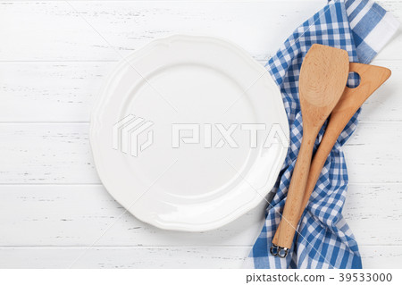 Empty plate with utensils Empty plate with utensils 39533000