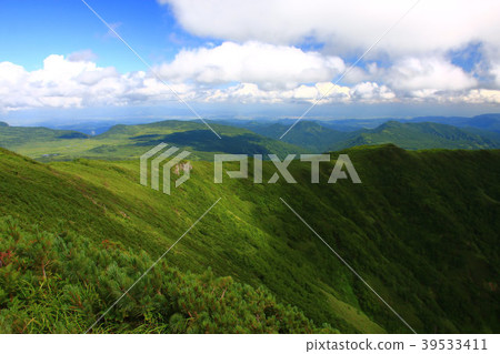 Amaryunuma moor and surrounding mountains seen from Minami-Hatsumandake 39533411